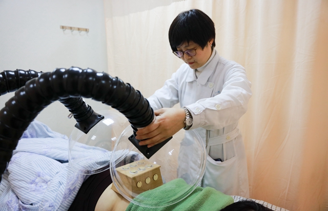 浙江省杭州市萧山区中医院开展中医外治疗法受市民追捧