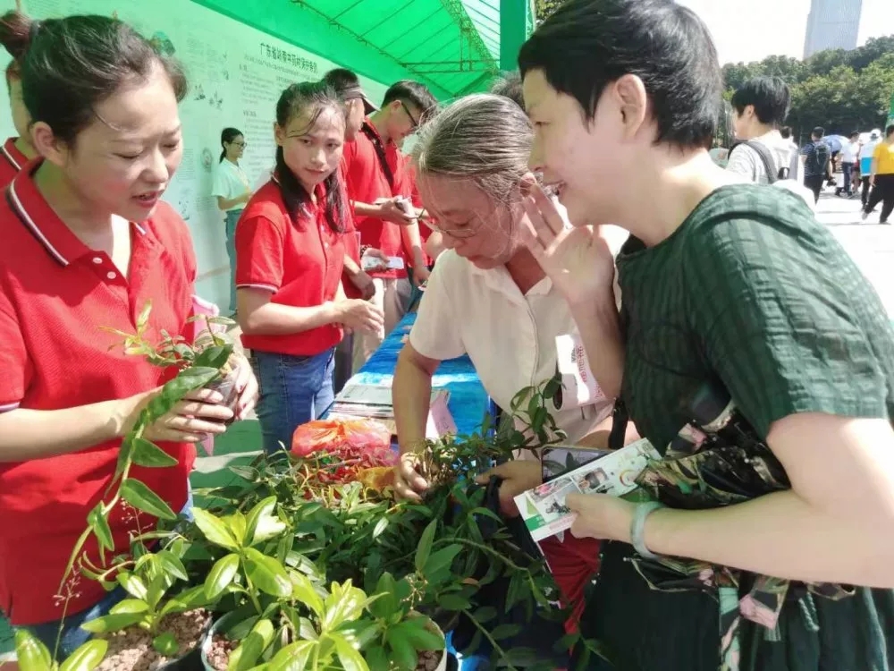 现场市民踊跃参加中药知识提问和现场认药活动