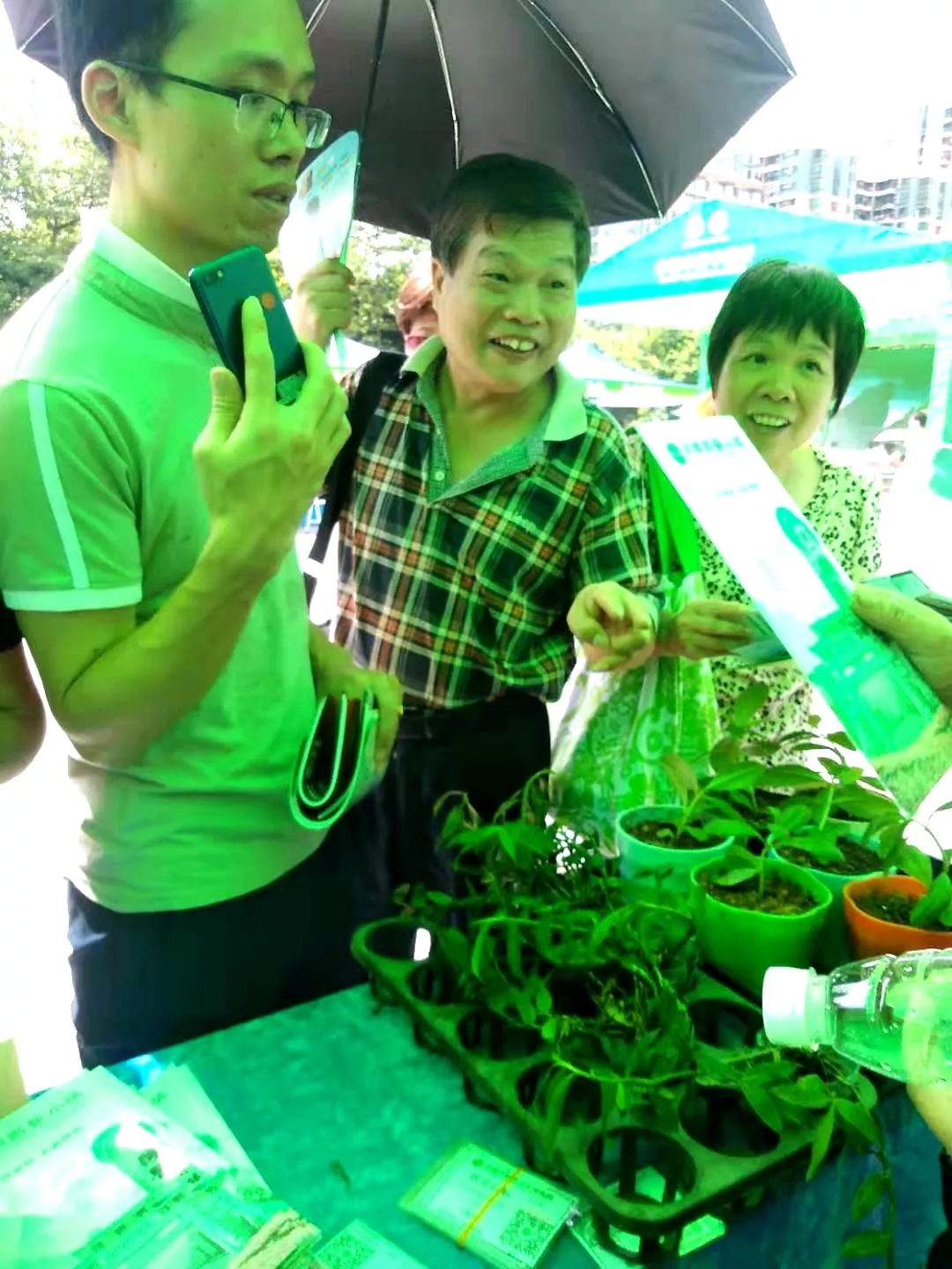 面对各种中医药知识提问，市民踊跃作答