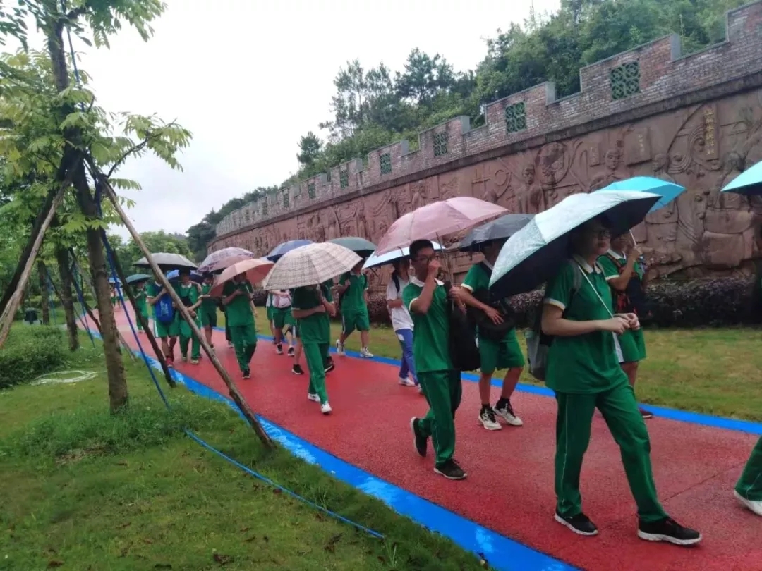 参观中医药历史文化浮雕景观长廊