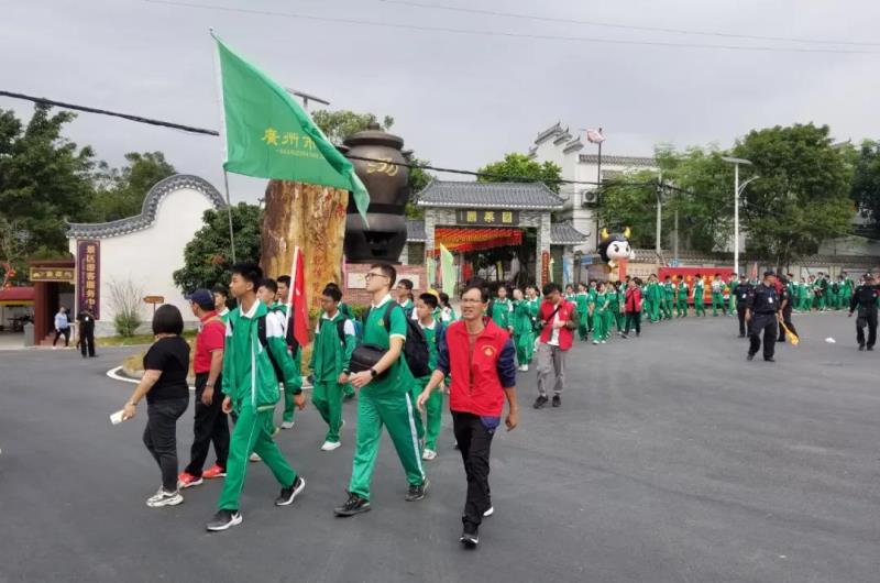 流溪中学高一年级组到岭南中医药文化博览园开展徒步研学活动