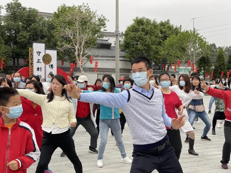 老师习练起健身体操“八段锦”