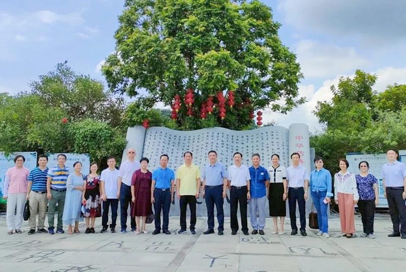 广州市政协副主席何汝诚一行莅临国医小镇参观调研